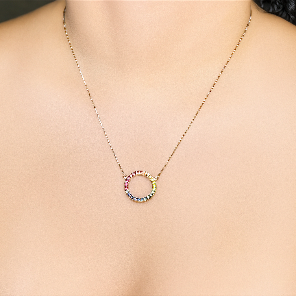 Cadena en oro 18k amarillo con dije redondo oro 18k amarillo con engaste en uñas de piedras preciosas y semipreciosas corte brillante (22 piedras)