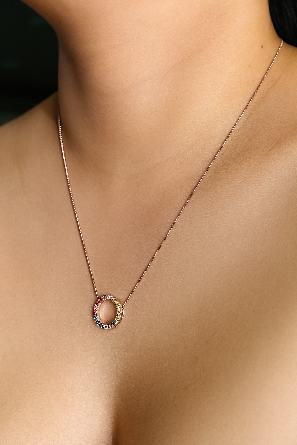Cadena en oro 18k blanco con dije redondo en oro 18k blanco con engaste en uñas de piedras preciosas y semipreciosas corte brillante (22 piedras)