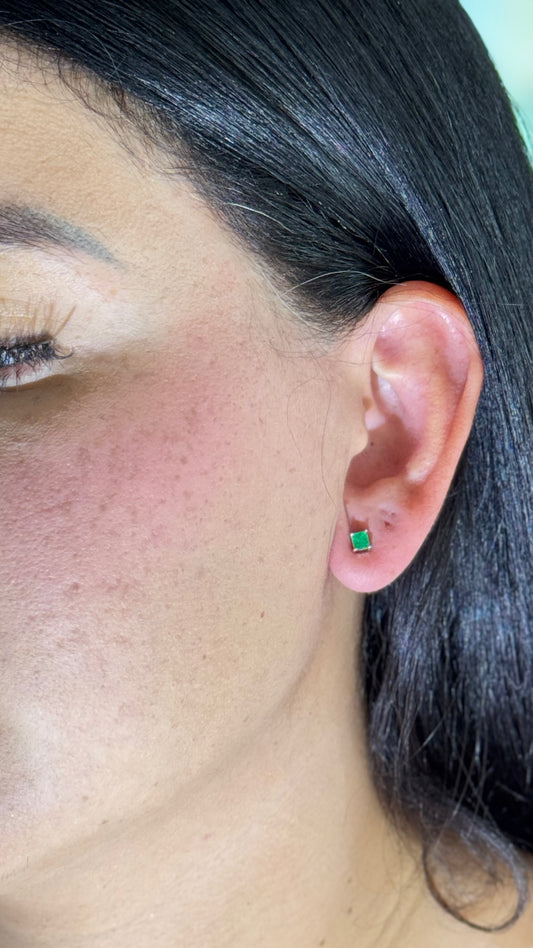 Aretes oro 18k blanco esmeralda 2,03gr / 4mm