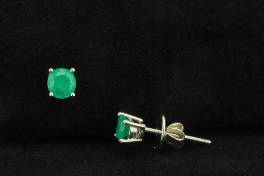 Aretes oro 18k blanco con esmeraldas corte brillante con mariposas. 1.4 gr / 4mm