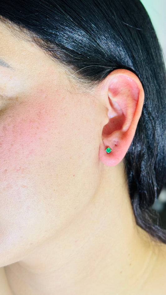 Aretes oro 18k blanco con esmeraldas corte brillante con mariposas. 1.4 gr / 4mm