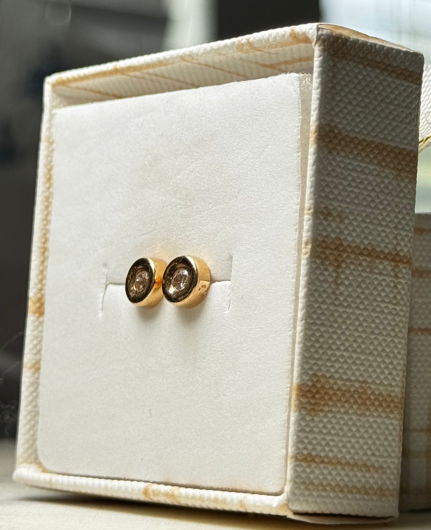 Arete Circón Blanco Oro 18k / 0.92gr / 6mm