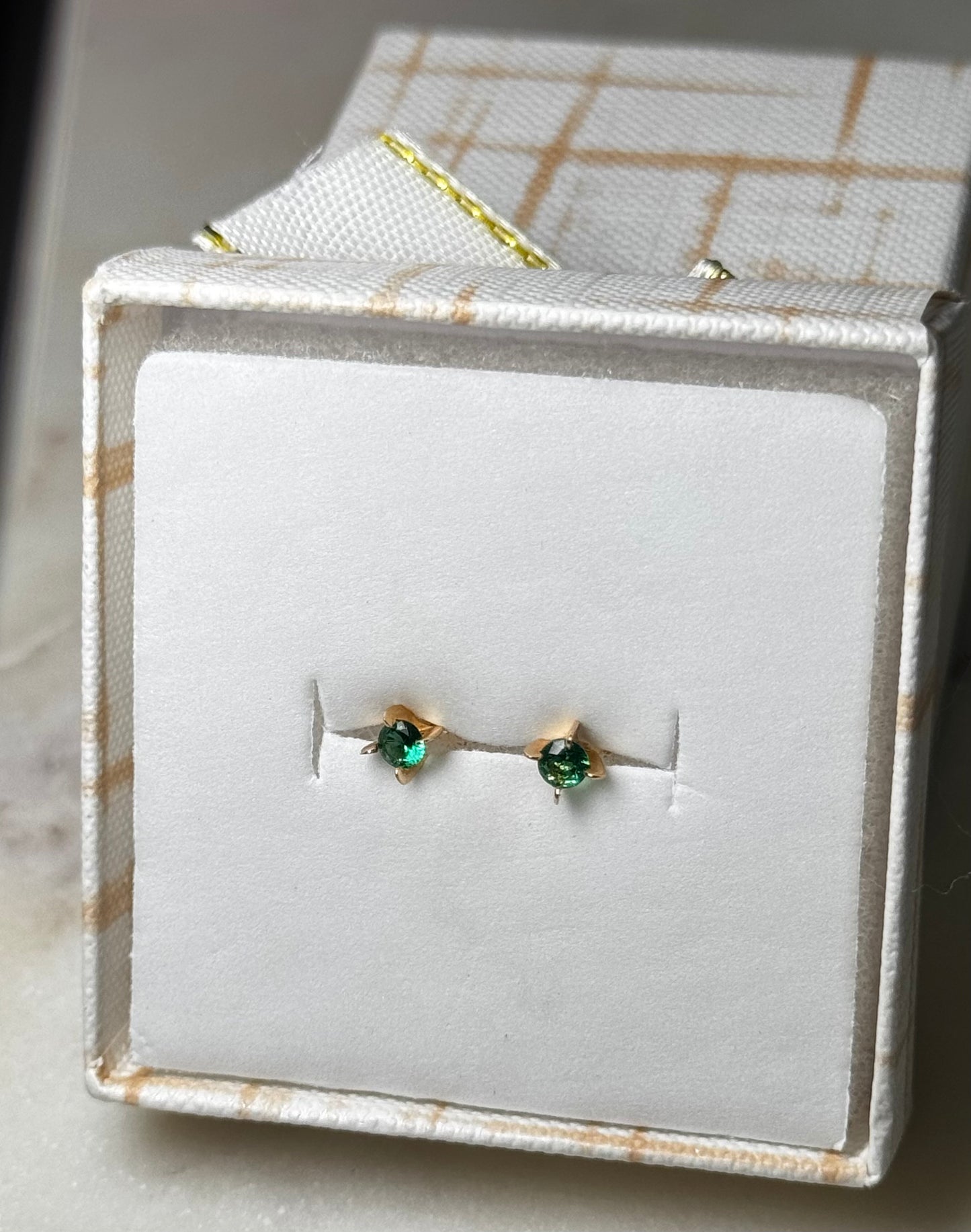 Arete Circón Verde Oro 18k / 0.66gr / 4mm