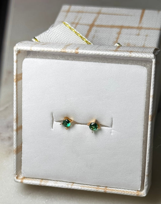 Arete Circon Verde Oro 18k / 0.66gr / 4mm