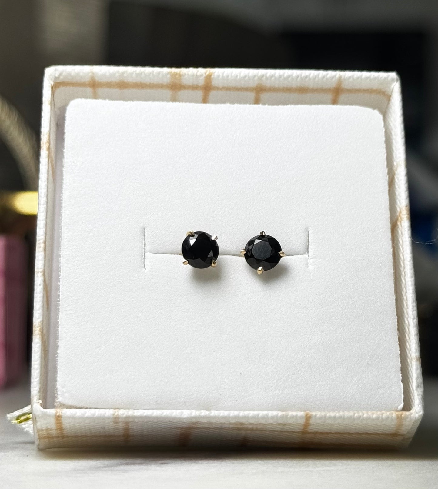 Aretes Circón Negro Oro 18k / 0.8gr / 5mm