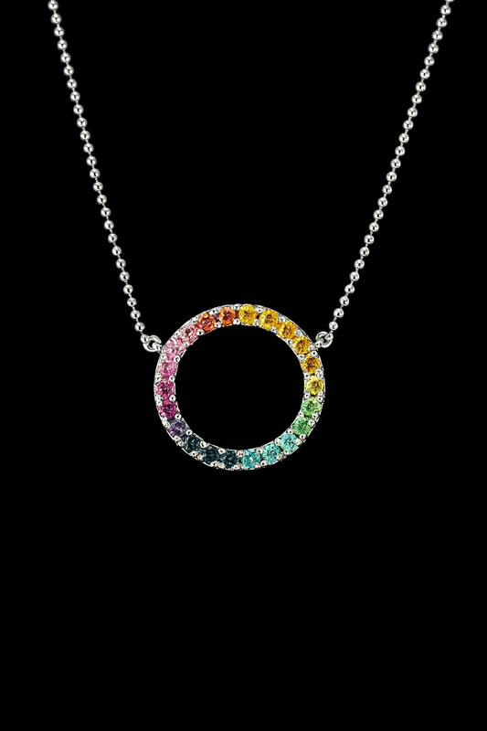 Cadena en oro 18k blanco con dije redondo en oro 18k blanco con engaste en uñas de piedras preciosas y semipreciosas corte brillante (22 piedras)