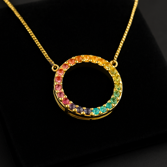 Cadena en oro 18k amarillo con dije redondo oro 18k amarillo con engaste en uñas de piedras preciosas y semipreciosas corte brillante (22 piedras)