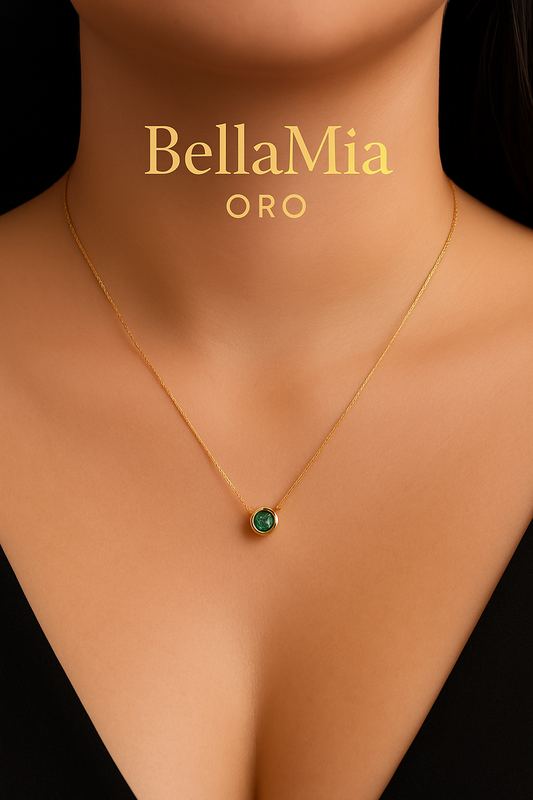Cadena tejido veneciana oro 18k amarilla con dije en oro 18k amarillo con engaste en bisel de esmeralda corte brillante de 0,68 cts (1,08 gr) y cadena (1,2 gr) 2,26 g