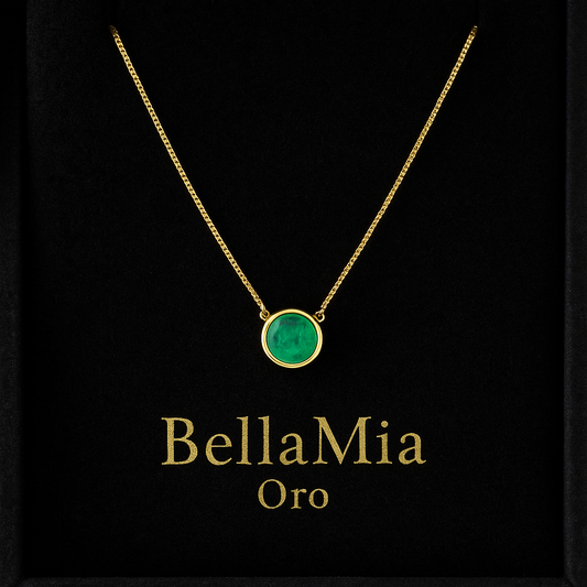 Cadena tejido veneciana oro 18k amarilla con dije en oro 18k amarillo con engaste en bisel de esmeralda corte brillante de 0,68 cts (1,08 gr) y cadena (1,2 gr) 2,26 g